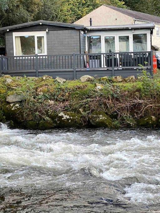 Stunning 3 Bed Riverside Cabin In Snowdonia Caeathro Zewnętrze zdjęcie