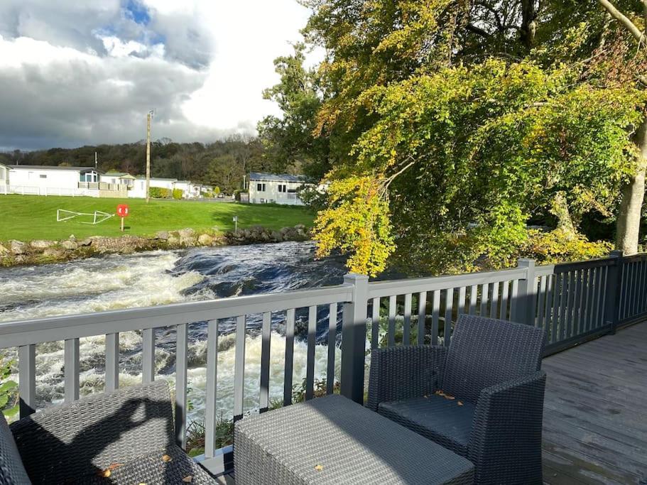 Stunning 3 Bed Riverside Cabin In Snowdonia Caeathro Zewnętrze zdjęcie