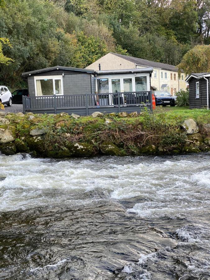 Stunning 3 Bed Riverside Cabin In Snowdonia Caeathro Zewnętrze zdjęcie