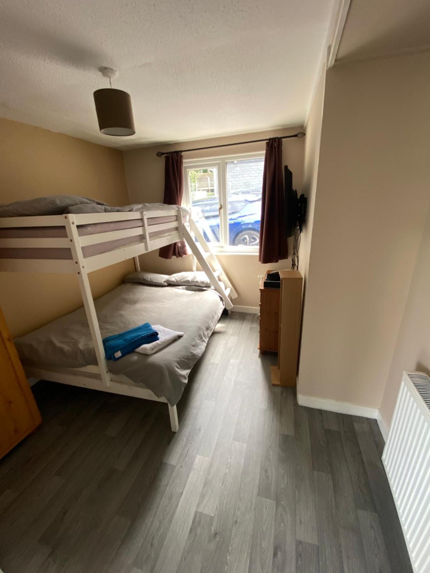 Stunning 3 Bed Riverside Cabin In Snowdonia Caeathro Zewnętrze zdjęcie