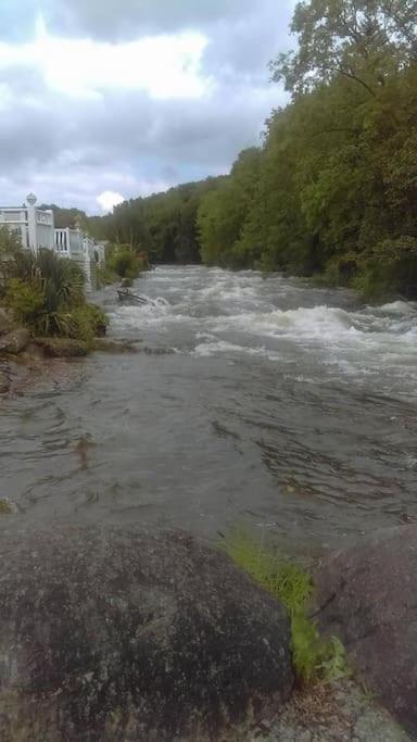 Stunning 3 Bed Riverside Cabin In Snowdonia Caeathro Zewnętrze zdjęcie