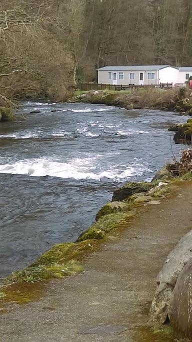 Stunning 3 Bed Riverside Cabin In Snowdonia Caeathro Zewnętrze zdjęcie