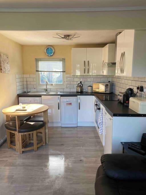 Stunning 3 Bed Riverside Cabin In Snowdonia Caeathro Zewnętrze zdjęcie
