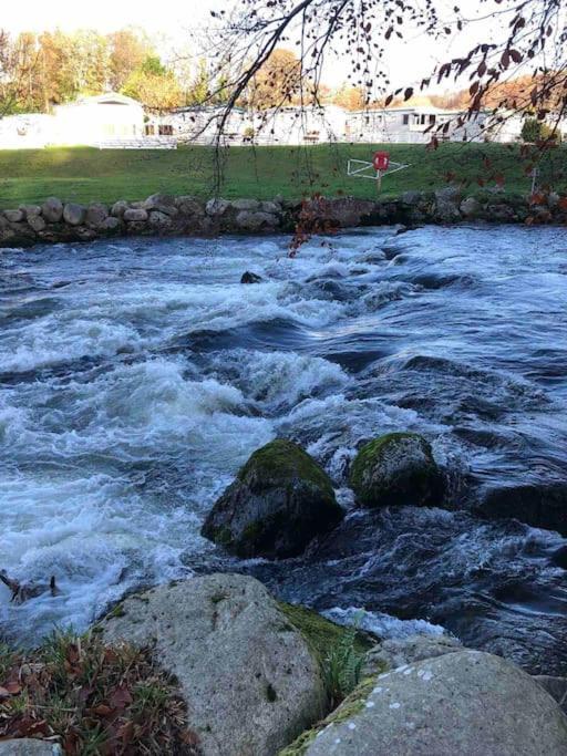 Stunning 3 Bed Riverside Cabin In Snowdonia Caeathro Zewnętrze zdjęcie