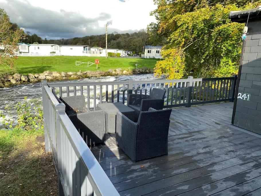 Stunning 3 Bed Riverside Cabin In Snowdonia Caeathro Zewnętrze zdjęcie