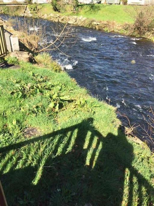 Stunning 3 Bed Riverside Cabin In Snowdonia Caeathro Zewnętrze zdjęcie