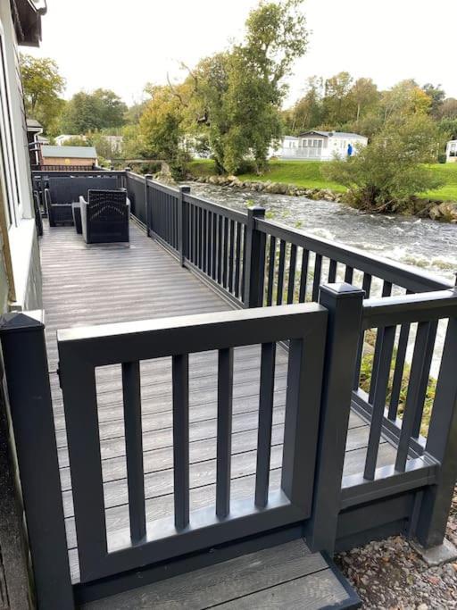 Stunning 3 Bed Riverside Cabin In Snowdonia Caeathro Zewnętrze zdjęcie