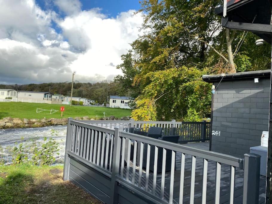 Stunning 3 Bed Riverside Cabin In Snowdonia Caeathro Zewnętrze zdjęcie