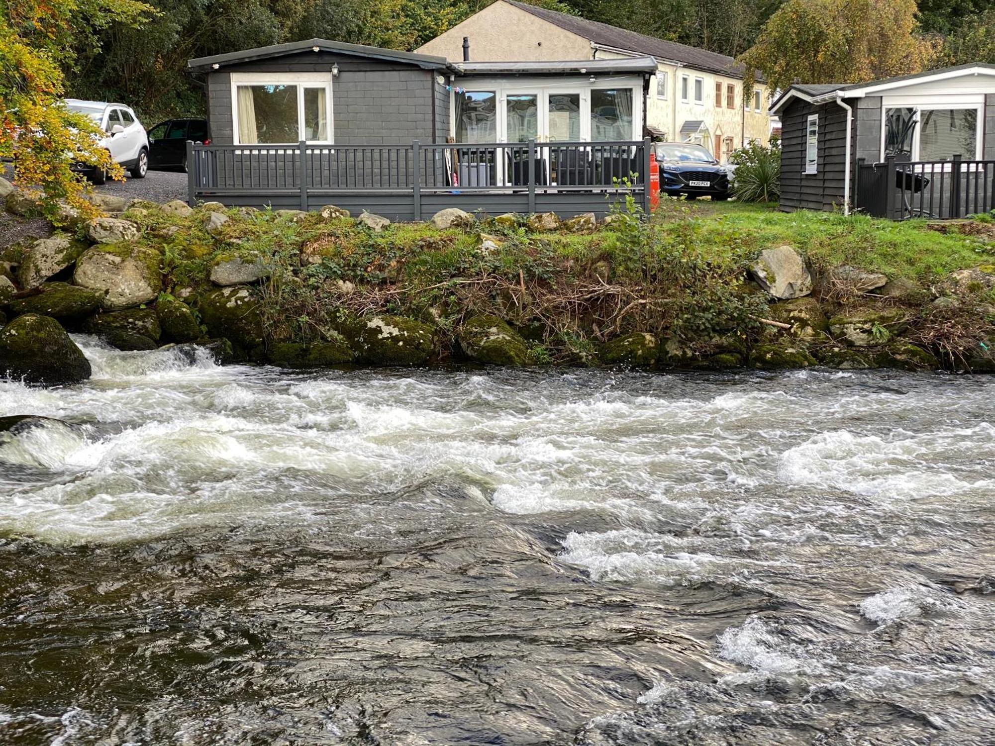 Stunning 3 Bed Riverside Cabin In Snowdonia Caeathro Zewnętrze zdjęcie